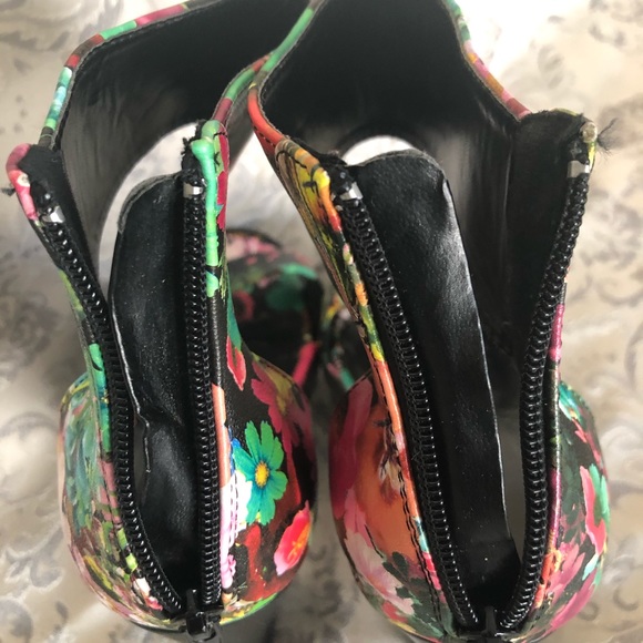 *** SOLD **Wild Diva Lounge Floral Print Platform - Picture 3 of 16